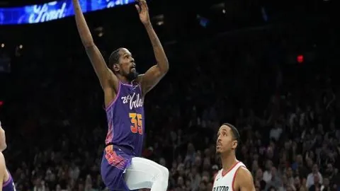 皇家马德里3-1击败巴塞罗那，巴塞面临双重困境，西甲榜首易主