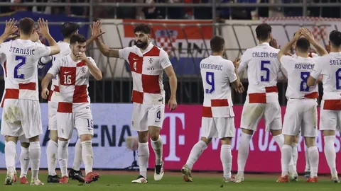 快船逆势攀升西部第六，末段对决勇士即将上演。